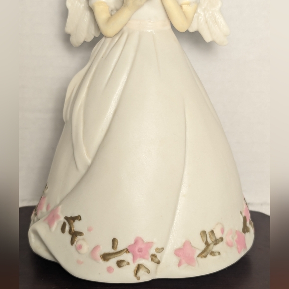 Vintage Angel Musical Figurine.  Plays Away In A Manger. - Picture 6 of 16